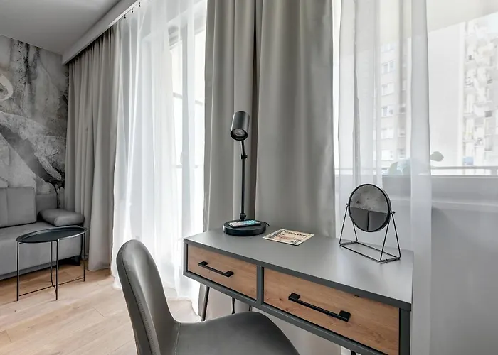 Center Garden Gates & Free Parking By Downtown