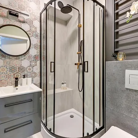 Center Garden Gates & Free Parking By Downtown Гданьск