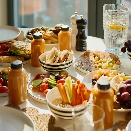 Center Garden Gates & Free Parking By Downtown