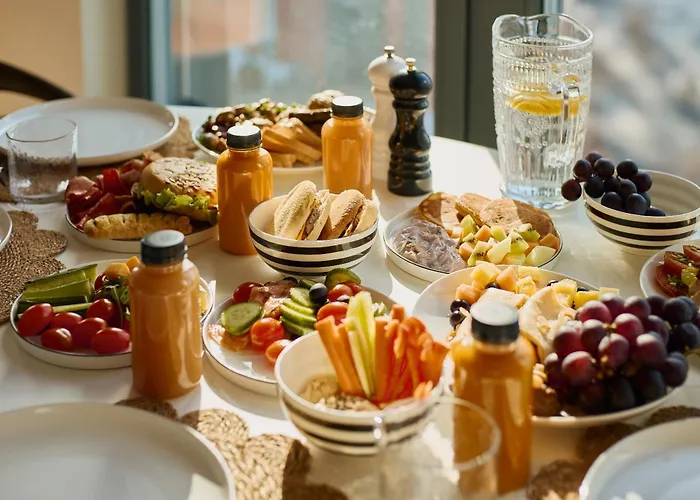 Center Garden Gates & Free Parking By Downtown