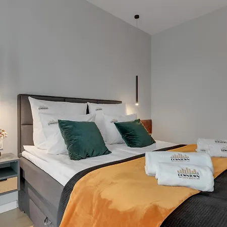 Center Garden Gates & Free Parking By Downtown Gdansk